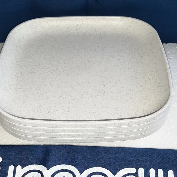 Tupperware Set of Square White Plates - Picture 12 of 12